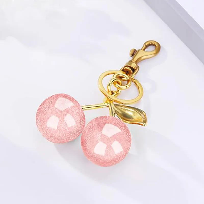 毎日のファッションにインパクトを与えるバッグチャームの選び方とスタイリング方法